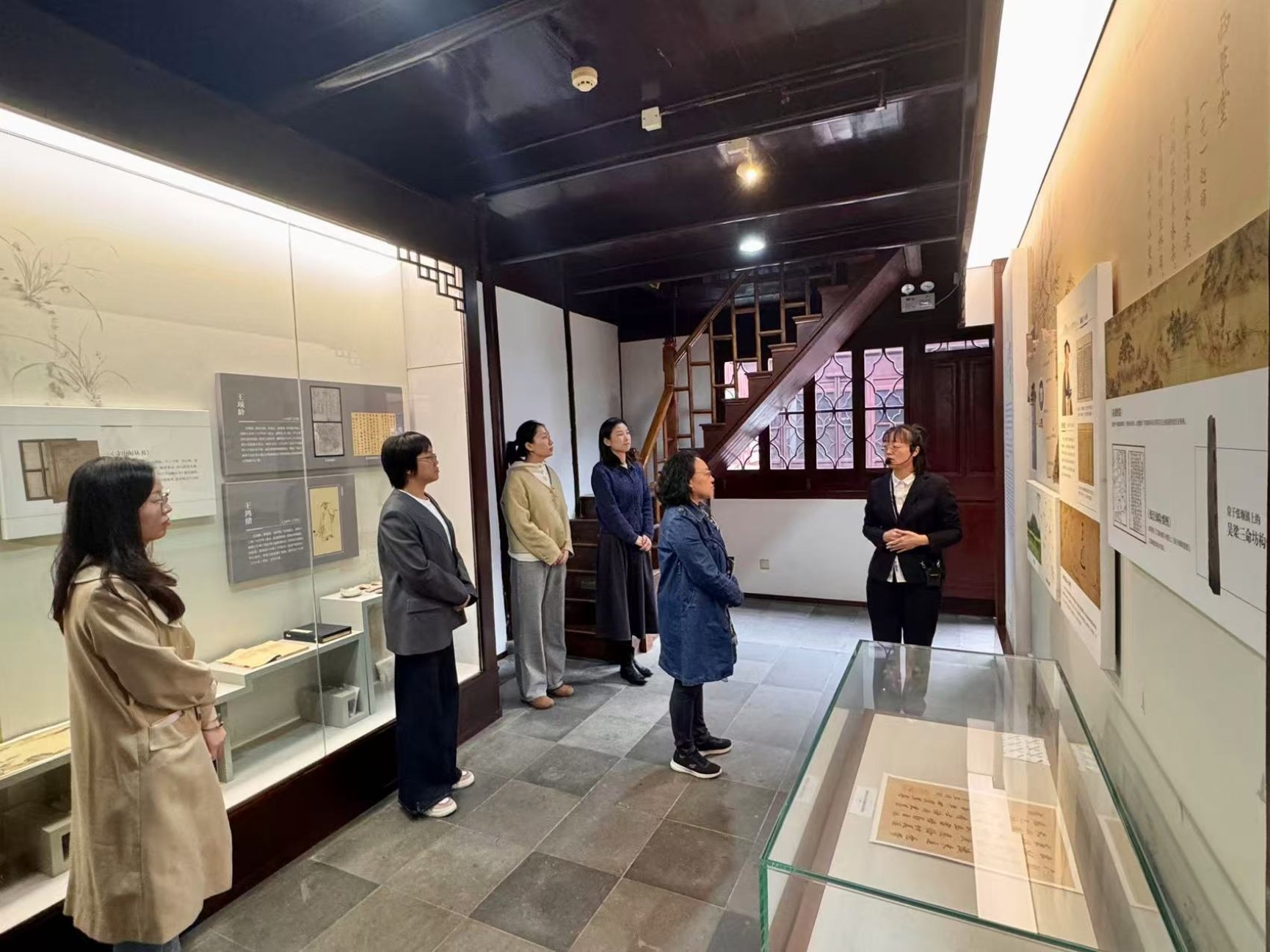 图为参观上海南社纪念馆